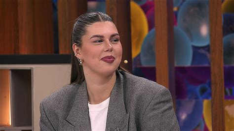Evita Cololo demonstruoja naują tatuiruotę