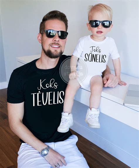 tėtis ir vaikas draugiškai aptaria piešinį