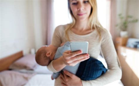 mama su kūdikiu ir telefonu