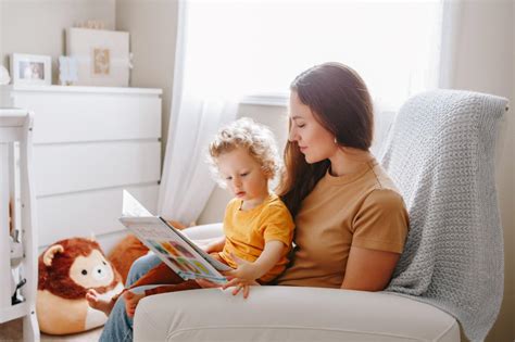 Tėvai su vaiku skaito knygą ir bendrauja