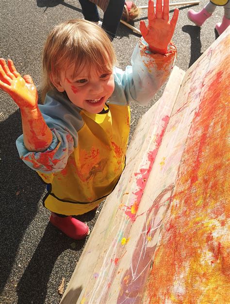 vaikas piešiantis atviruką