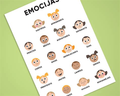 Įvairias emocijas išreiškiantys vaikų veidai