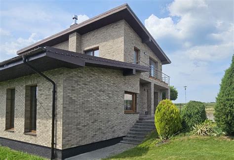 Namų fasadas su rūko šydais