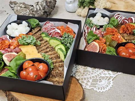 rinkinys buities gudrybių: duona, rašalas, kiaušinis, sviestas, gėlės, stiklinės, degtukas