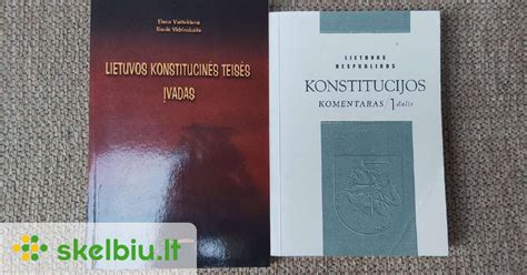 Teisinės knygos ir svarbūs dokumentai su svarstyklėmis fone