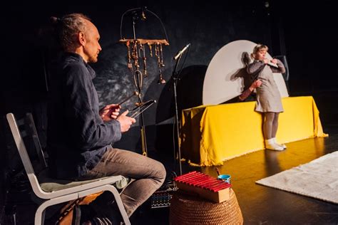 Scena iš spektaklio su lėlėmis