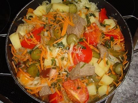 Įvairių daržovių ir kiaušinių derinys