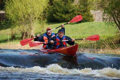 Baidarės plaukiančios upe