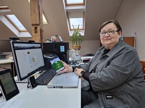 Mokiniai dirbantys prie integruoto meno ir technologijų projekto