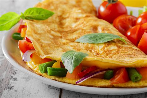 spalvingas daržovių omletas lėkštėje