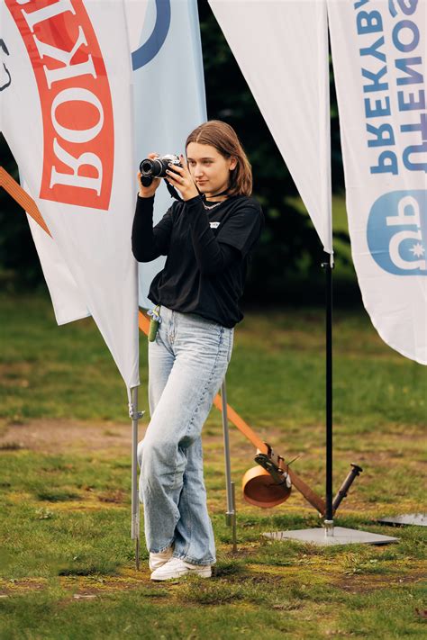 mergaitė vilkinti stilingą vaikišką golfą