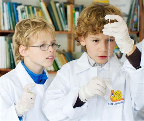 Vaikai mokslo laboratorijoje
