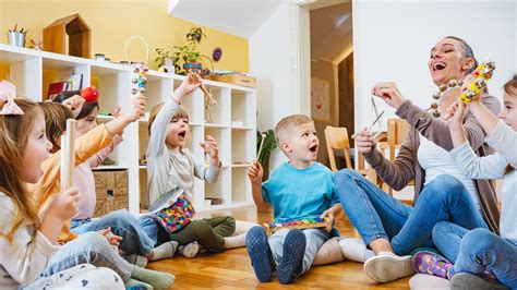 Du vaikai, užsiimantys skirtingomis veiklomis