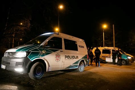 Moteris su kūdikiu ir aukle, bendraujančios lauke