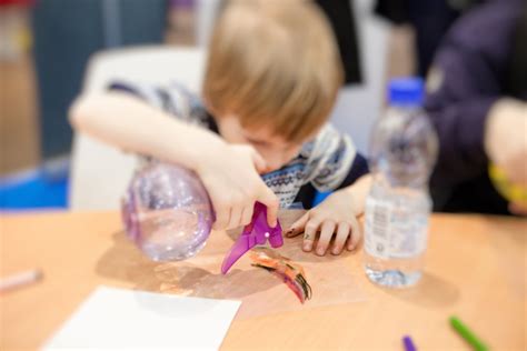 Animatorius atliekantis eksperimentus su vaikais