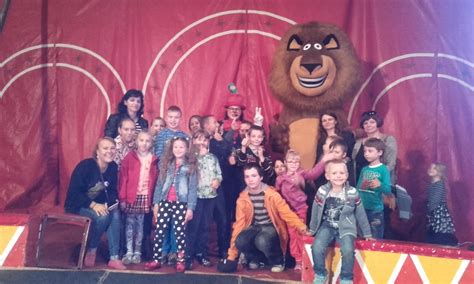 Vaikai stebintys cirko pasirodymą