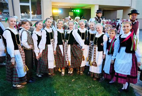 žmonės šoka ratu