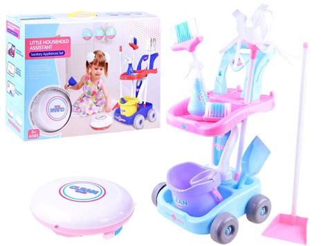 Detalus žaislinio valymo vežimėlio vaizdas su visais priedais, pavyzdžiui, šluotele ir kibirėliu