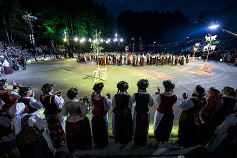 Moksleivių dainų šventės dalyviai Vingio parke