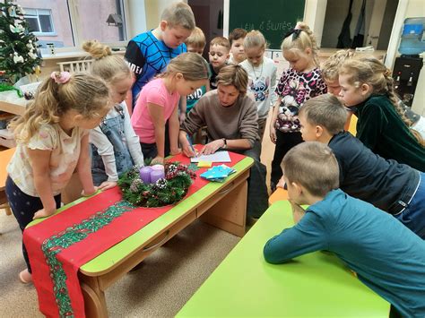 vaikai dalinasi gerumu ir šypsenomis