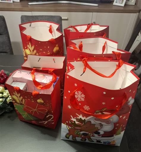 vaikai teikia dovanas tiems, kam jų labiausiai reikia