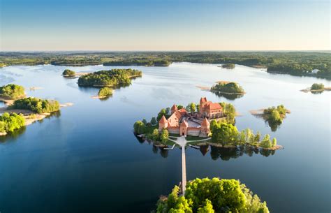 Teisėjas ir advokatai teismo salėje