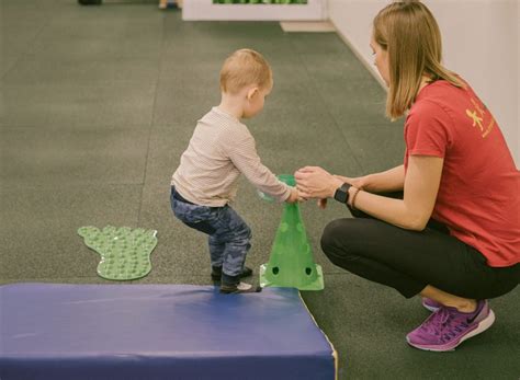 Tėvai mankština kūdikį dinaminės mankštos metu