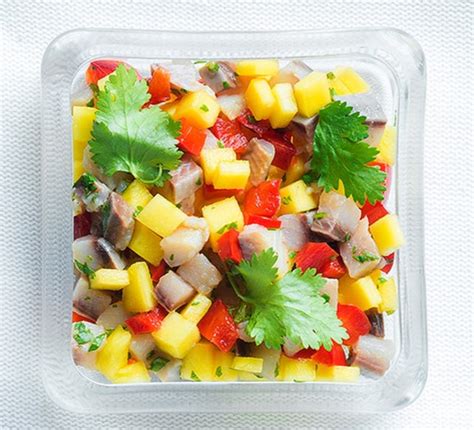 Silkės sumuštinis su mangų ir paprikų salsa