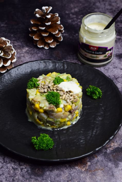 Silkė su avokadu, granatais ir mėlynuoju svogūnu