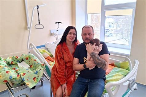 Naujagimis su infuzijos kateteriu ir monitoriais