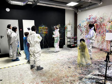 Vaikai taškosi dažais Splatter studio