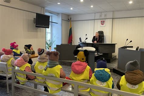 Vaikų grupė ekskursijoje Kauno gatvėmis