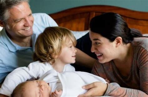 tėvai bendrauja su vaikais žaidimo forma