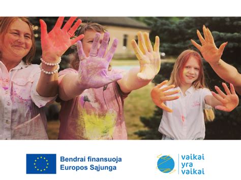 Motina žindo kūdikį ramiame šeimos aplinkoje
