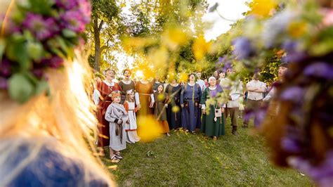 Grupė kultūros tyrinėtojų diskutuojančių apie tradicijas
