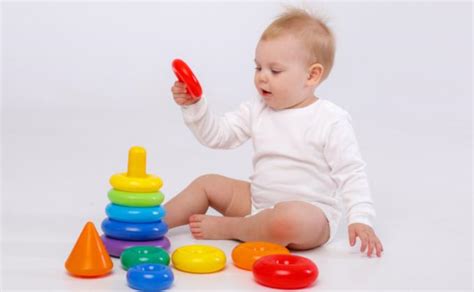 kūdikis žaidžia su juodai balta knygute