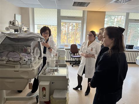 Tėvai su naujagimiu inkubatoriuje, taikant kengūravimo metodą