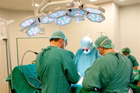 Daugiadalykė medicinos komanda bendraujanti su paciento šeima