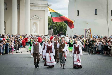 Rankos, laikančios senas nuotraukas iš sovietmečio