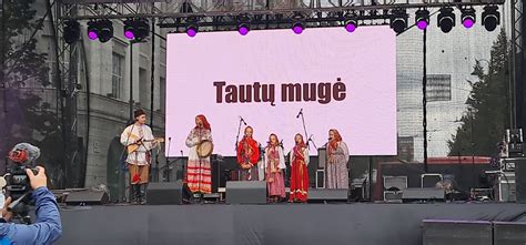 Vaikai tautų mugėje
