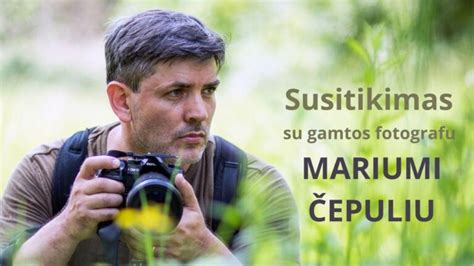 Marius Čepulis su šeima prie senelių namų