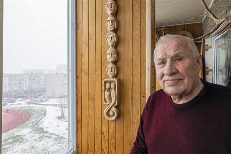 Aleksandras Tarabilda drožia medžio skulptūrą