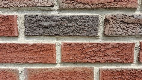 Vaikų pirštukų antspaudai ant plytų sienos Ukmergėje