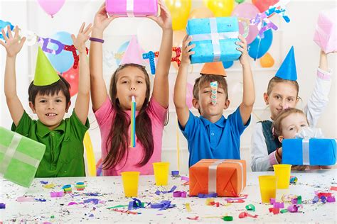 Vaikų animatorius linksmina vaikus gimtadienio šventėje