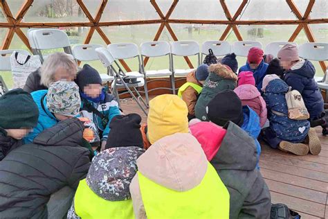 Vaikai, įsitraukę į kūrybinę veiklą stovykloje