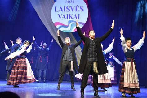 Vaikai, šokantys tautinius šokius scenoje