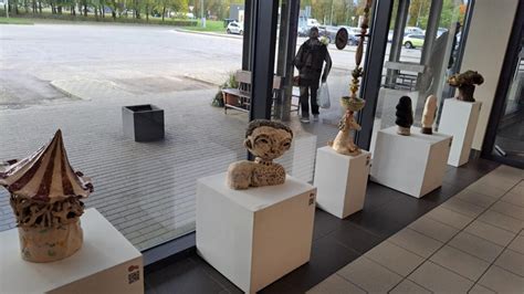 Mokiniai kuriantys keramikos darbus