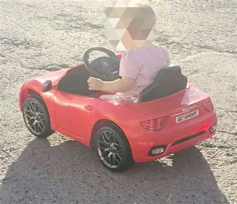 vaikas vairuoja prabangų vaikišką elektromobilį kieme