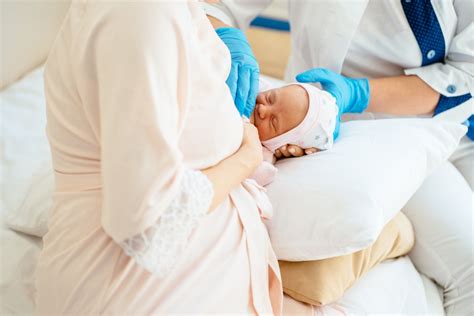 kūdikio nešiojimas atsirūgimui po žindymo