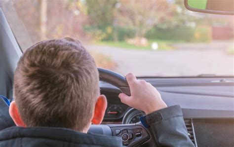 Devynmetis berniukas vairuoja automobilį
